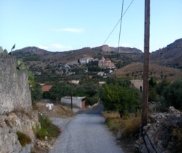 Urcand catre Manastirea Hrisoleontisas Urcand catre Manastirea Hrisoleontisas